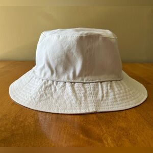 Kids white fully lined sun hat. 100% cotton. For ages 4 and up.
